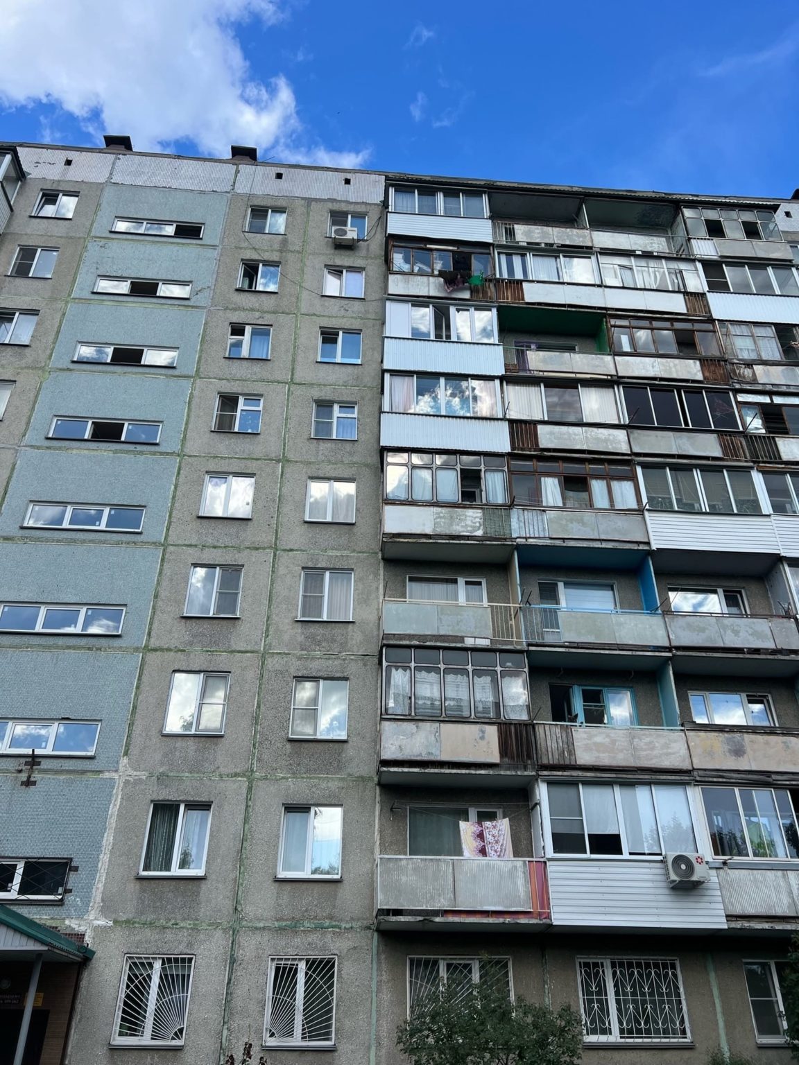 Пример отделки балкона снаружи профлистом и внутри ламинатом-2